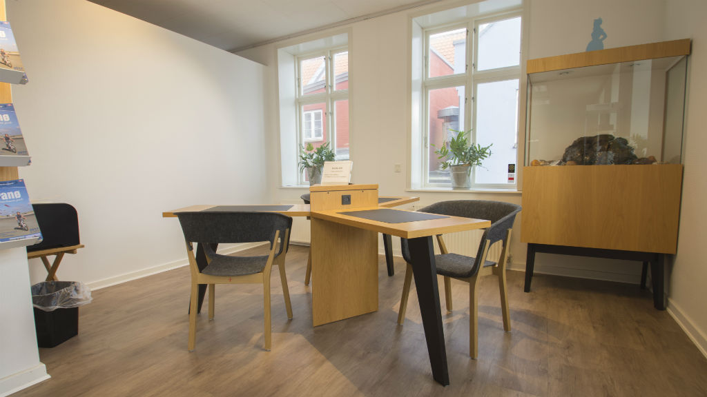 Table space at netcafe at Danibo on Fanø
