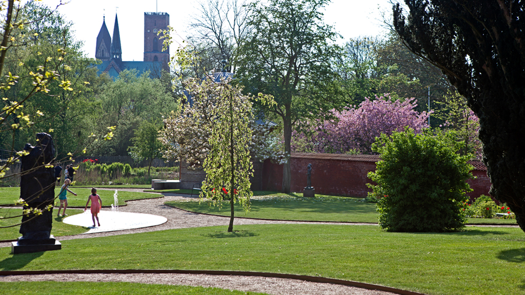 Der Garten des Kunstmuseums in voller Blüte