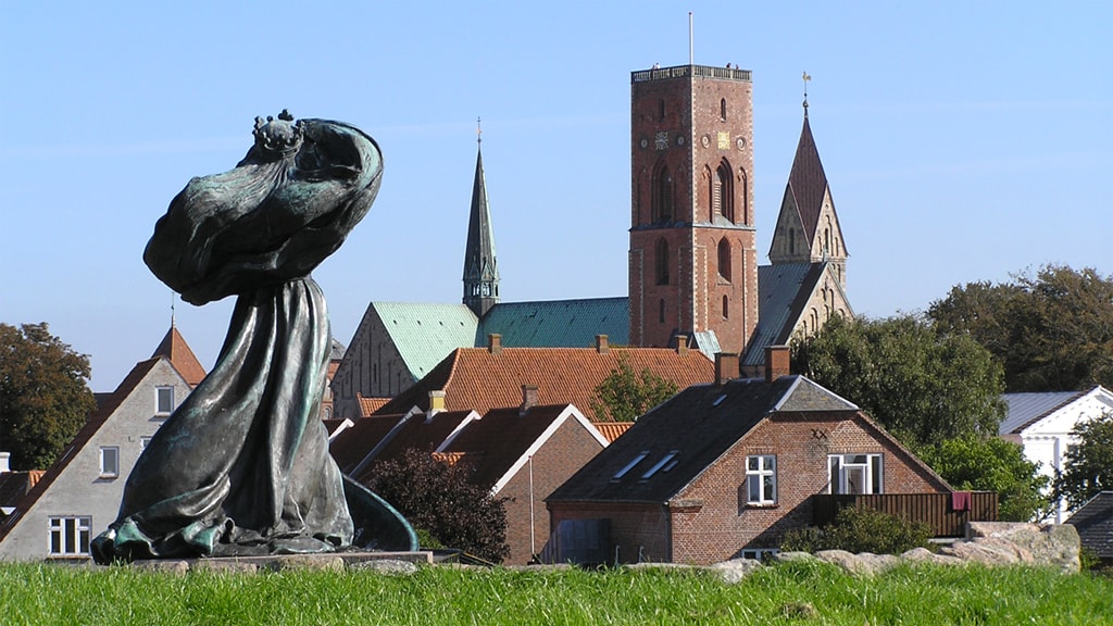 Statue of Queen Dagmar with the Cathedral in the background