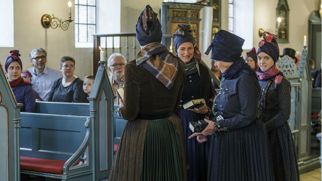 Fanø-Leute in der Kirche von Sønderho