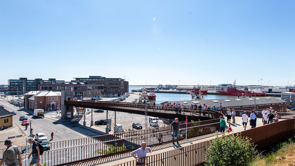 Bridge connecting port and city