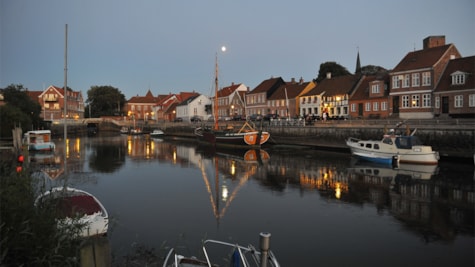 Корабельний міст i Ribe у вечірній час