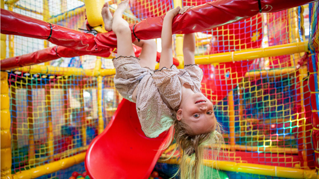 Auf dem Spielplatz von Rødgaard Camping Fanø sehen Sie die Welt verkehrt herum