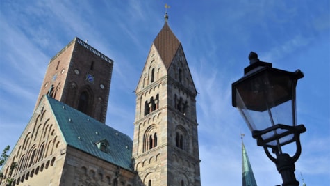 Ribe Kathedrale und blauer Himmel