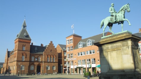 Torvet i Esbjerg med rytterstatue og Ting-og Arresthuset i baggrunden.