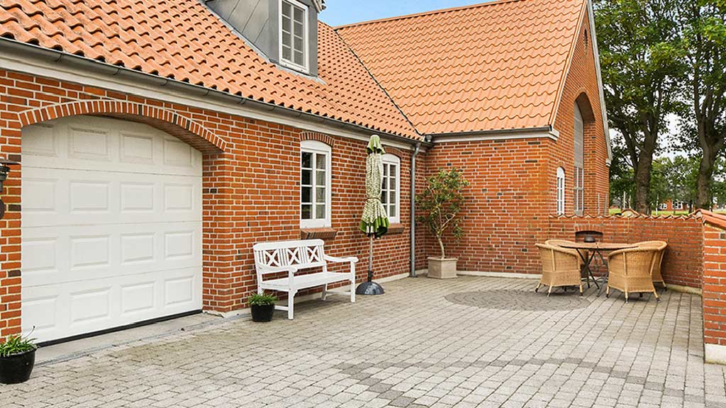 Courtyard terrace