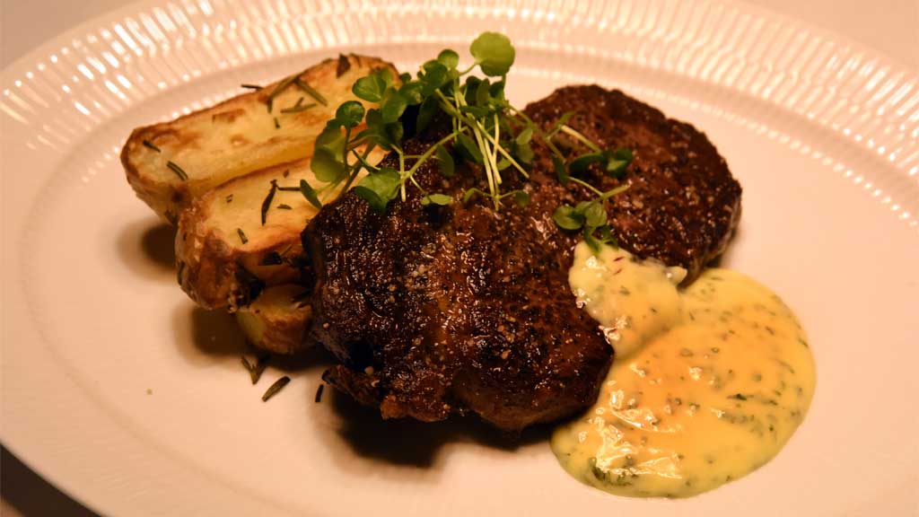 Bøf og bearnaise på Sælhunden