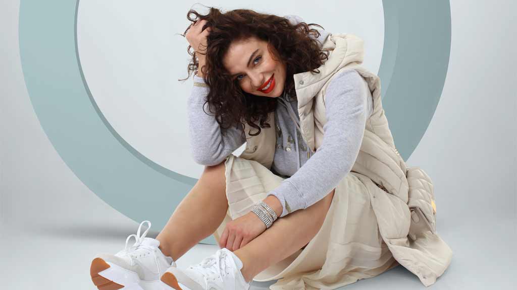 BROEN | Girl in sneakers