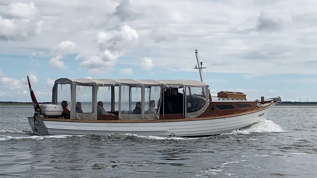 Das Ausflugsboot Martha auf Hochtouren auf dem Wasser | Süddanische Nordsee