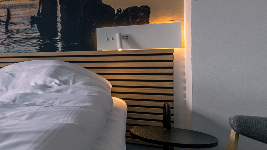 Hotel Vadehav | Bedside table in one of the rooms