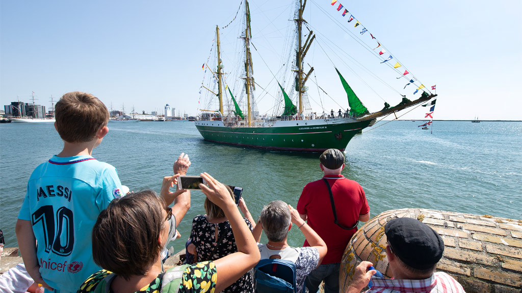 Båd på vej i havn ved Tall Ships Races i Esbjerg | Vadehavskysten