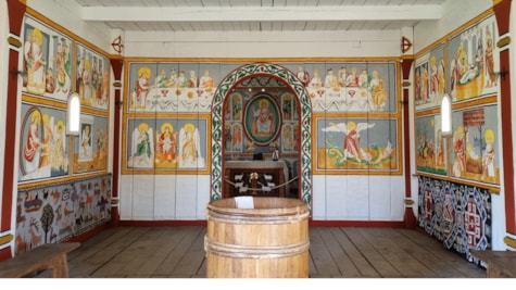 Ansgar Kirke år 860 og vægmalerierne I Ansgar Kirke finder man et kirkerum, som det meget vel kunne have set ud i midten af 800-tallet. Vi fortæller om kirken, den første i Danmark, og om udsmykningen, hvor især de farverige vægmalerier springer i øjne