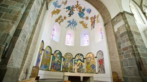 Der Altar i Ribe Kathedrale dekoriert von Carl Henning Pedersen