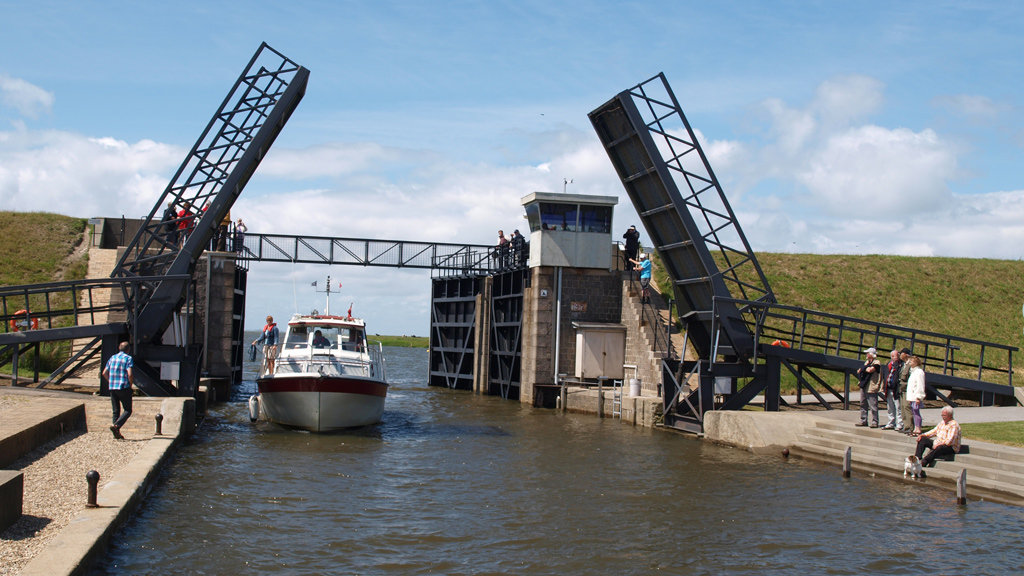 Boat sails through the lock at Ribe