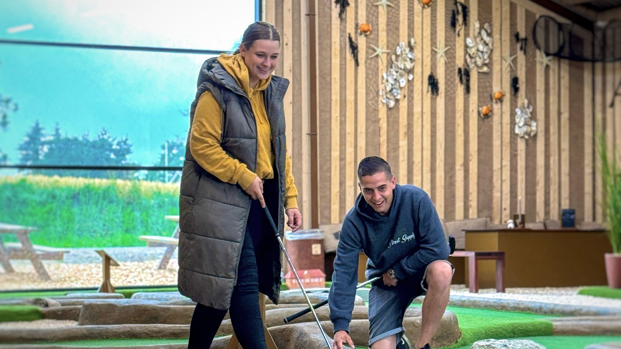 Både de unge og ældre har taget Adventure Minigolf Vadehavet til sig.
