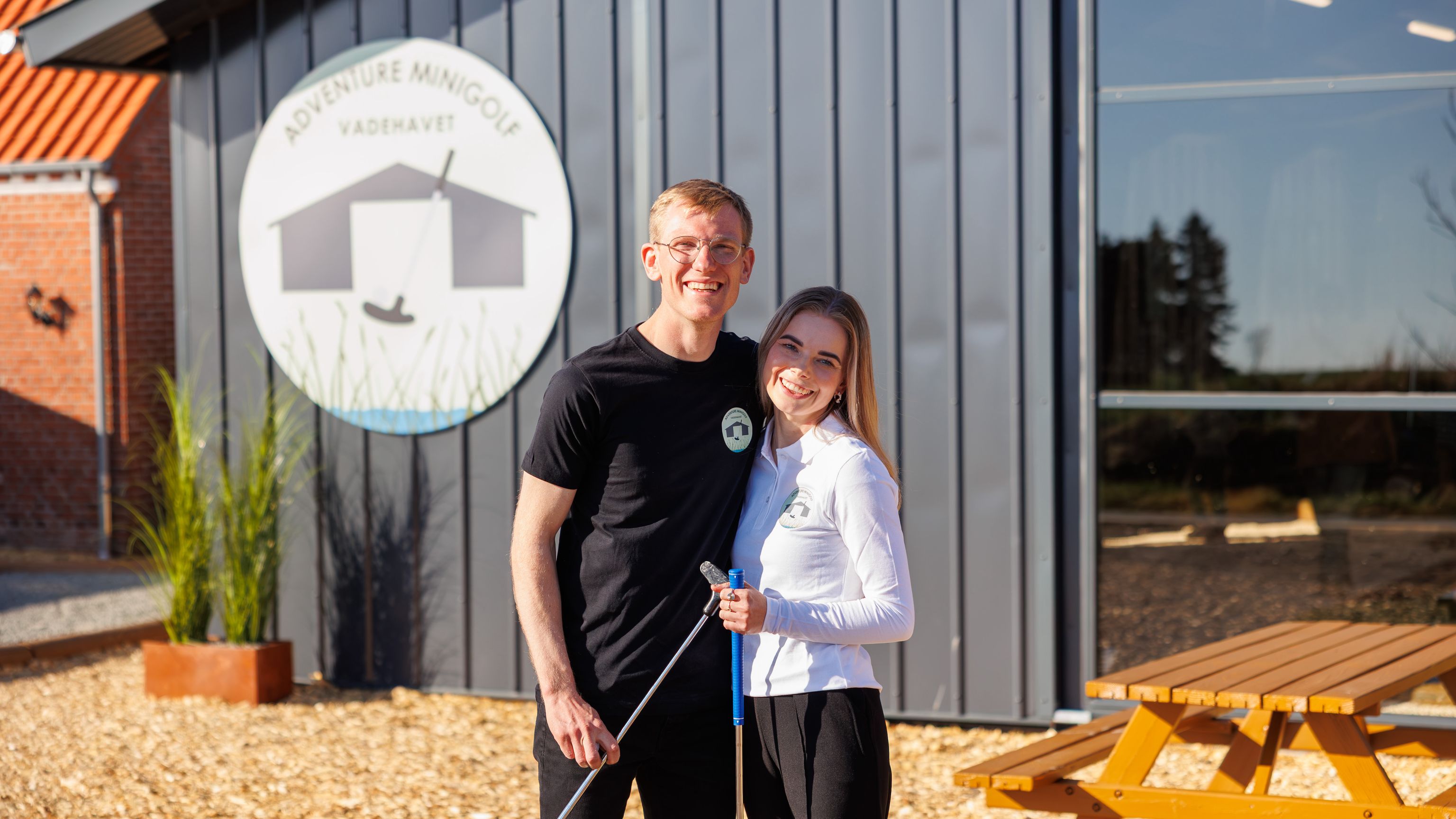 Sara og Frank Sulkjær Hansen har selv forvandlet den gamle maskinhal til et spændende minigolf-univers.