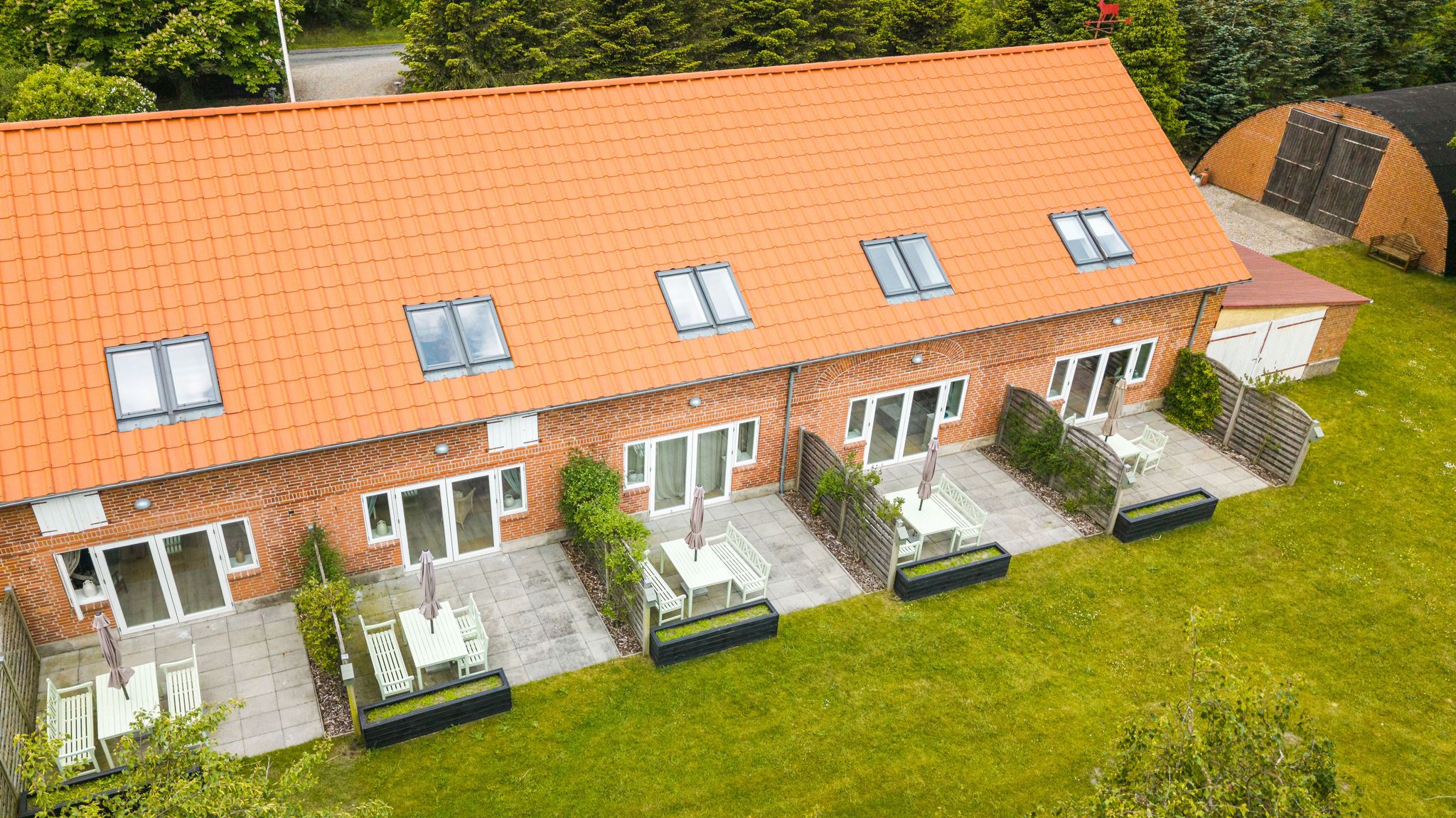 Lustrup Farmhouse's private terrasser
