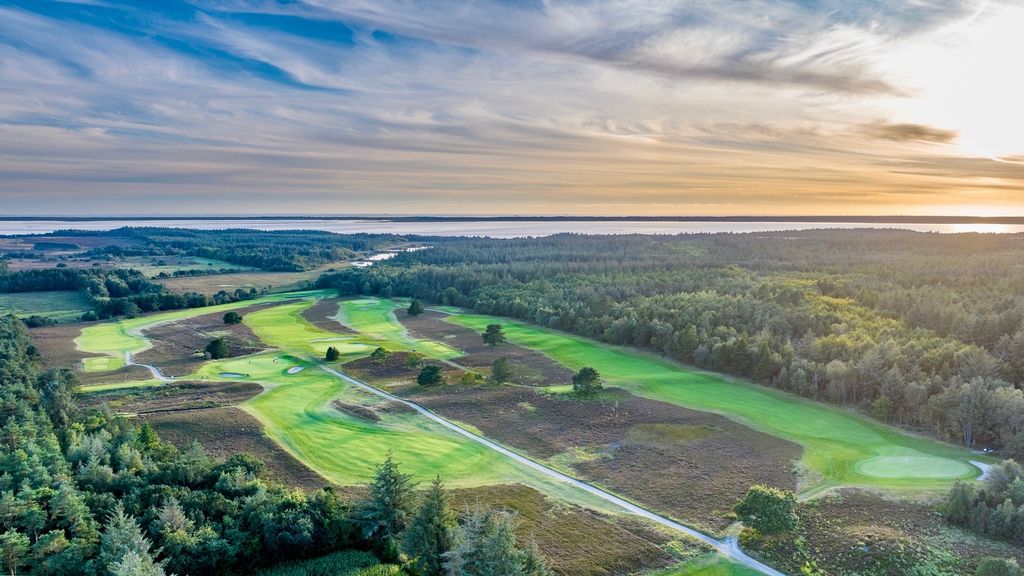 Golfbane ved solnedgang