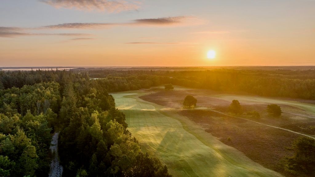 Solopgang over golfbane