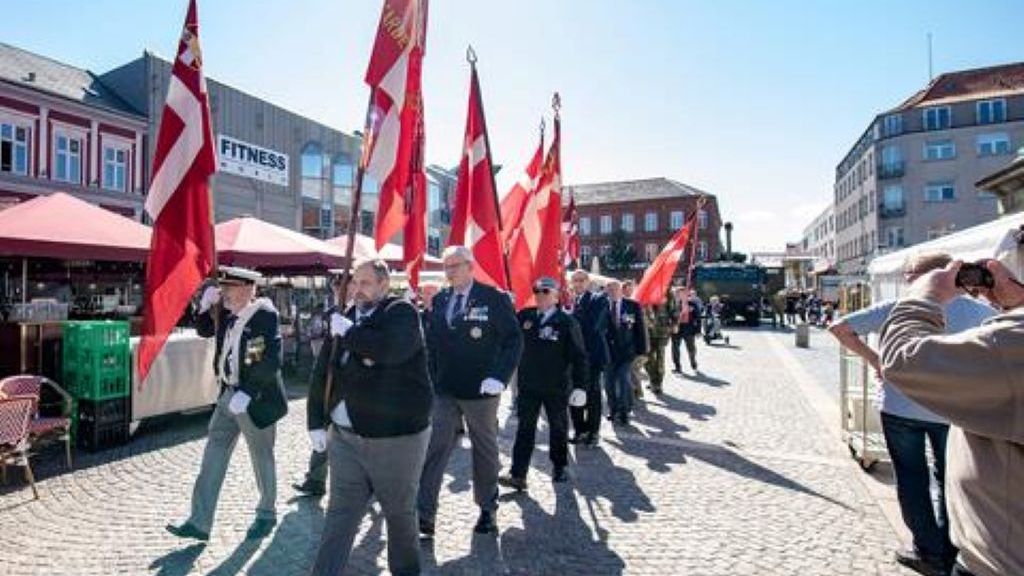 Flagparade i byen