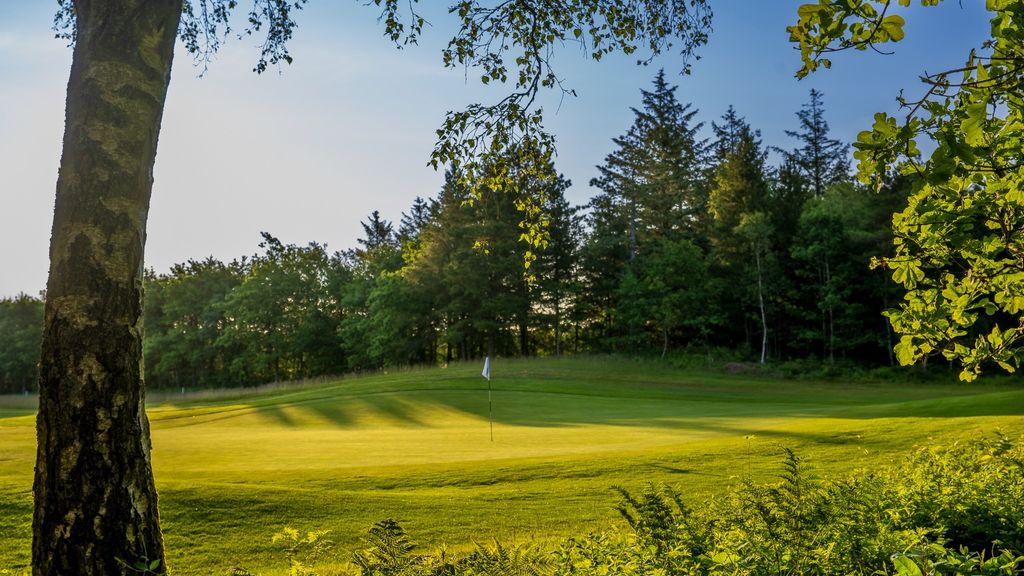 Golfbane i aftensol
