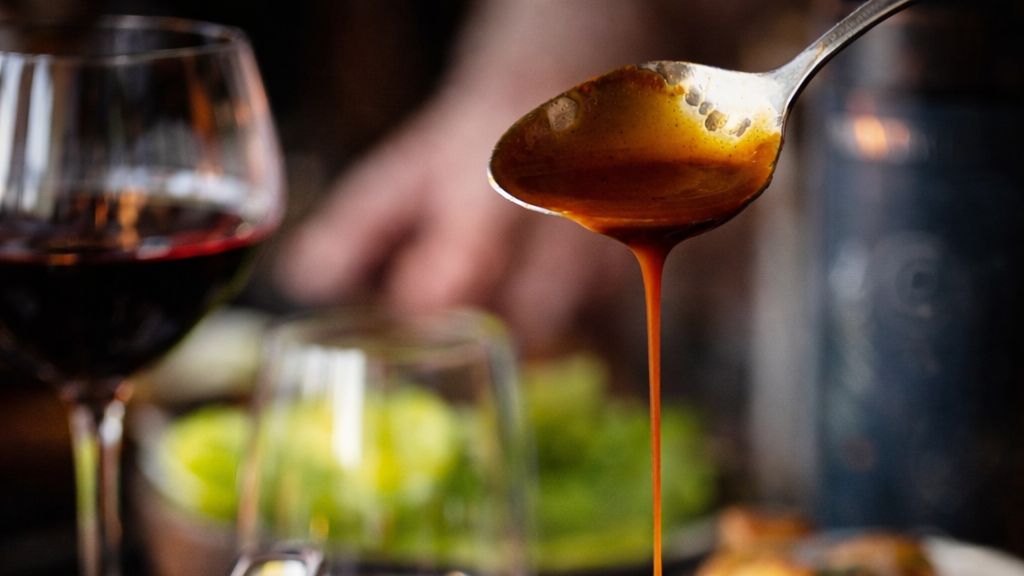 Bøf med sauce og rødvin