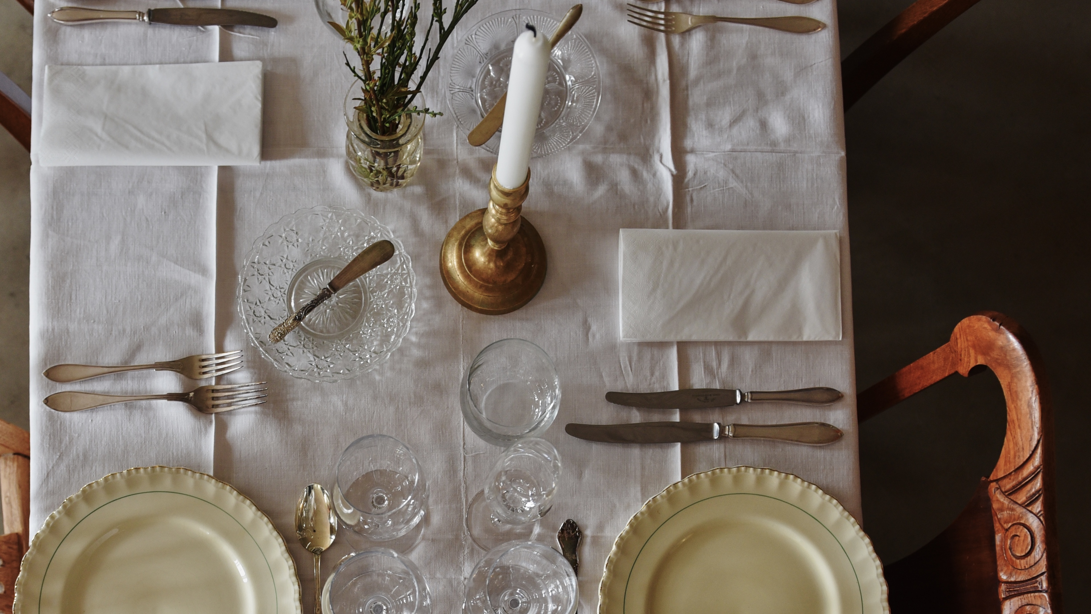 Set dining table