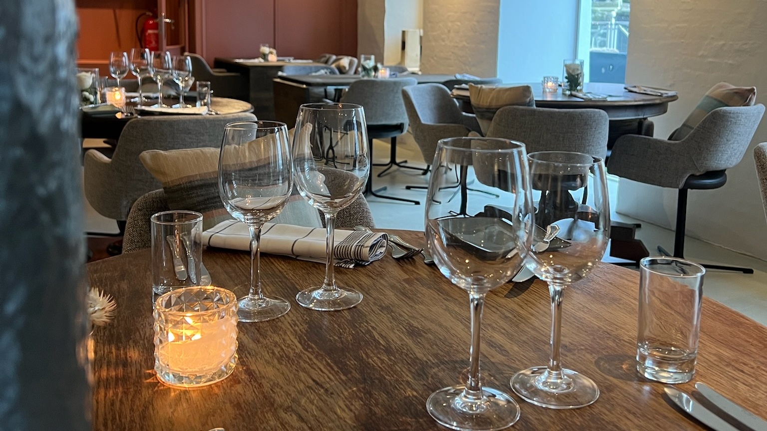 Dækket bord i restaurant