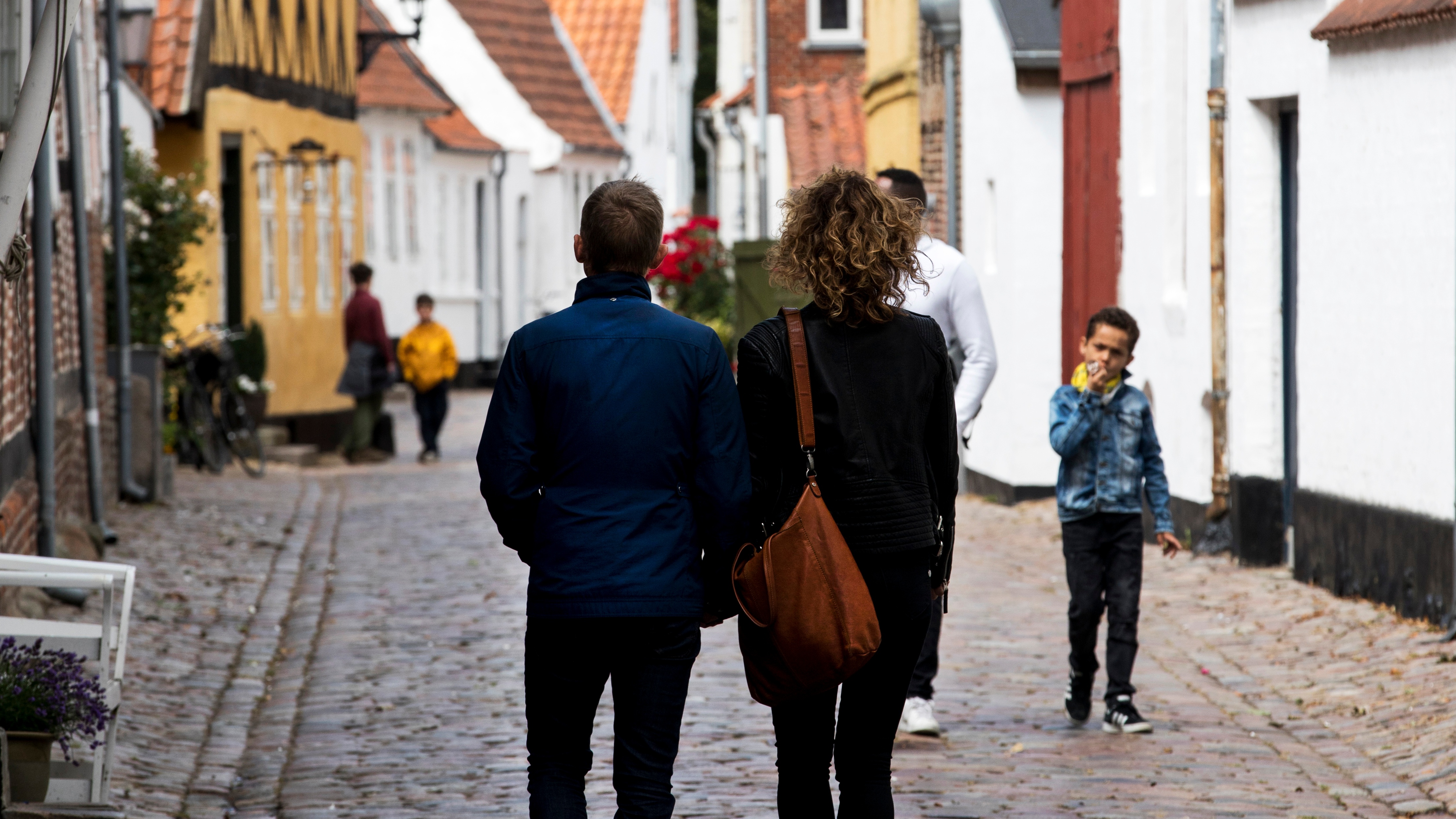 Paar auf Pflasterstraße