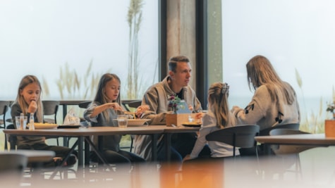 Måltid ved cafébord