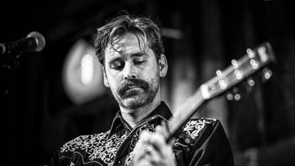 Gitarrist am Mikrofon