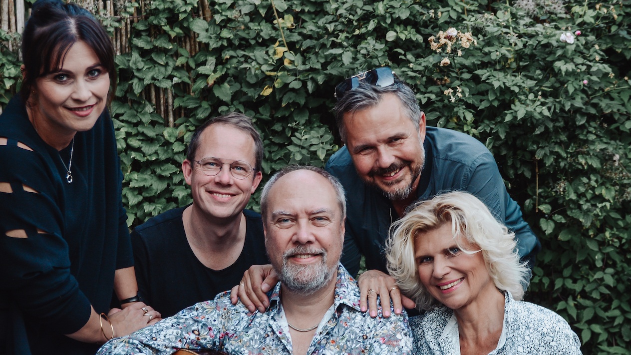 Five people with a guitar