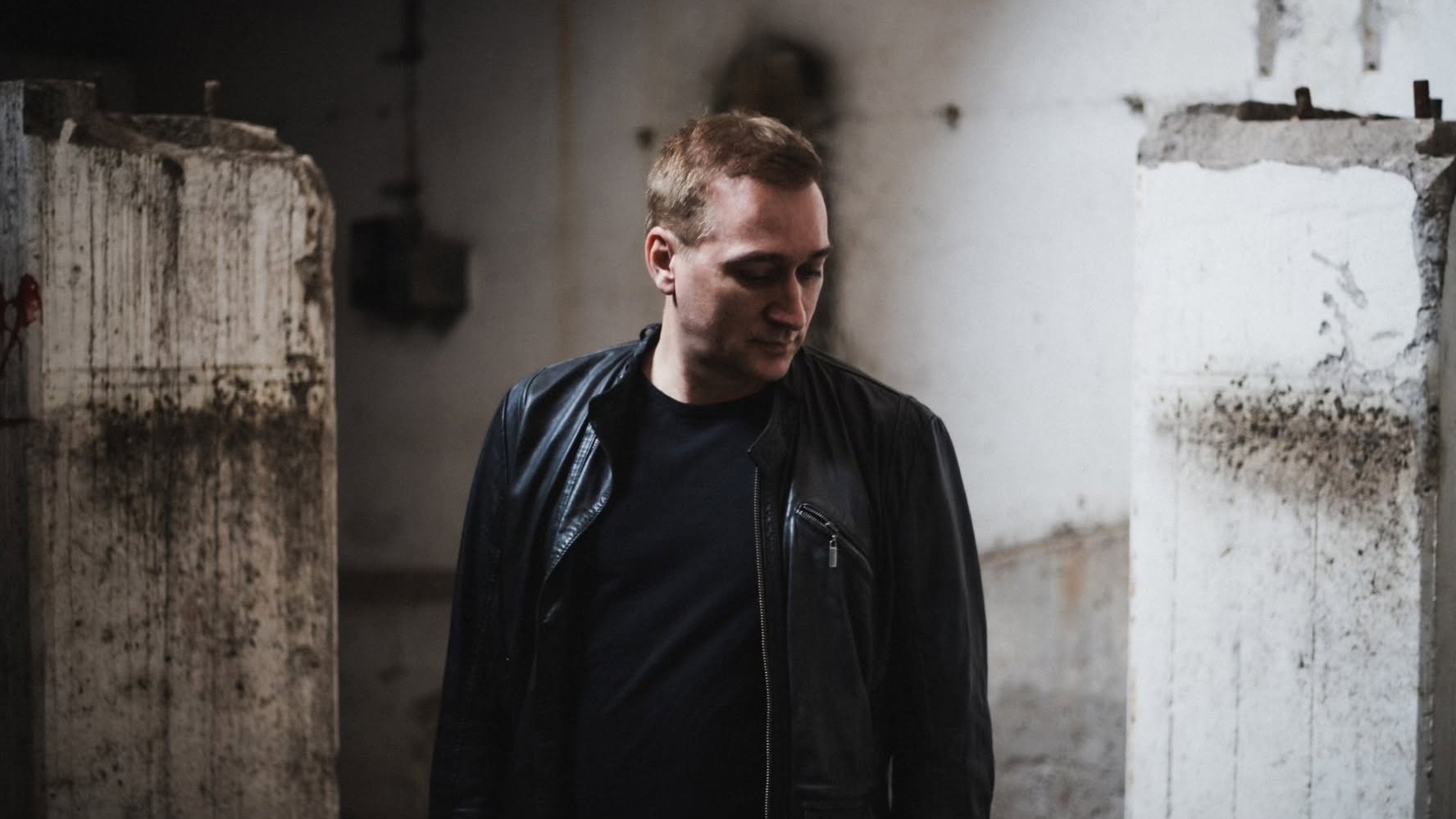 Mann in Lederjacke