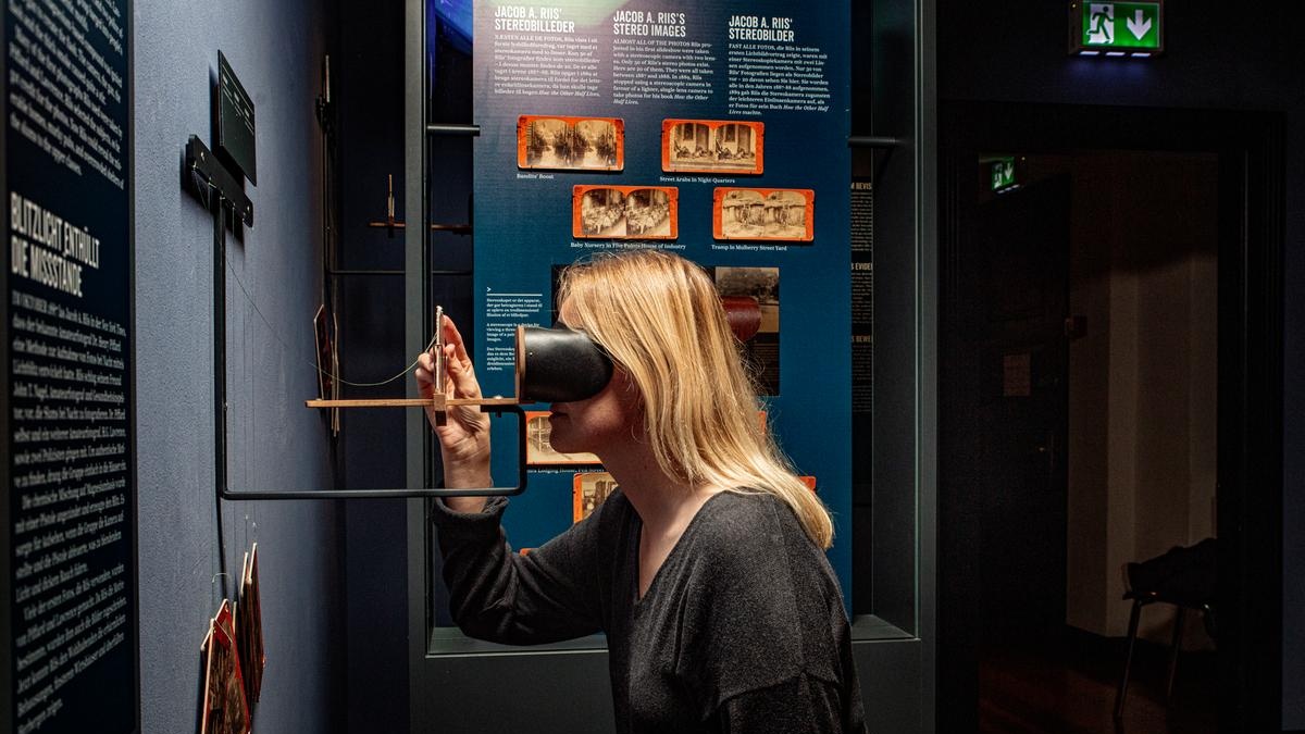 Looking into a stereoscope