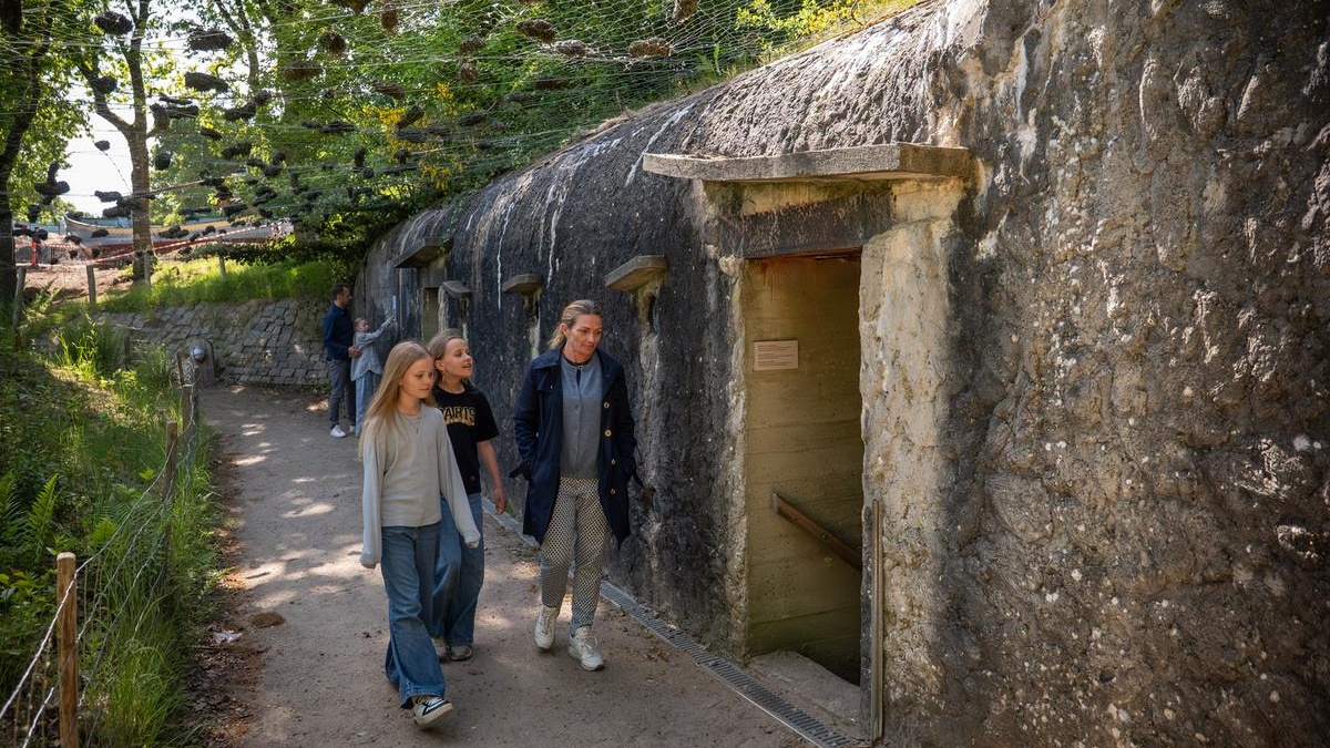 Besucher am Bunker