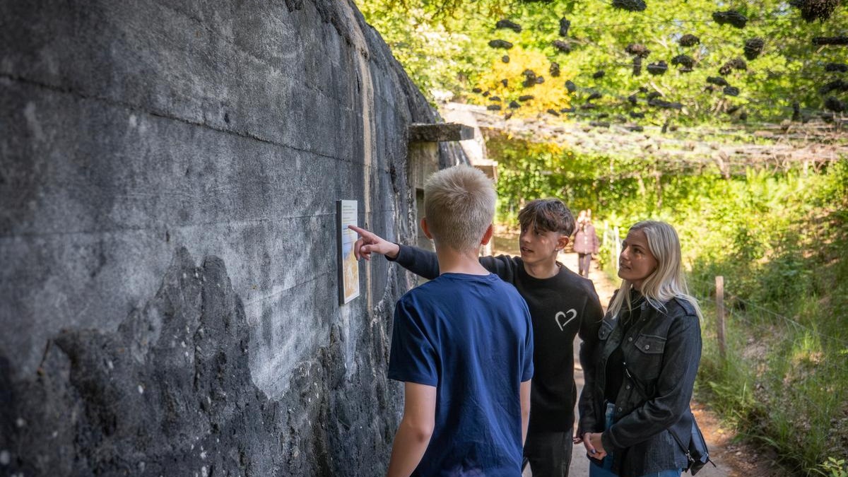 Besucher vor einem Bunker