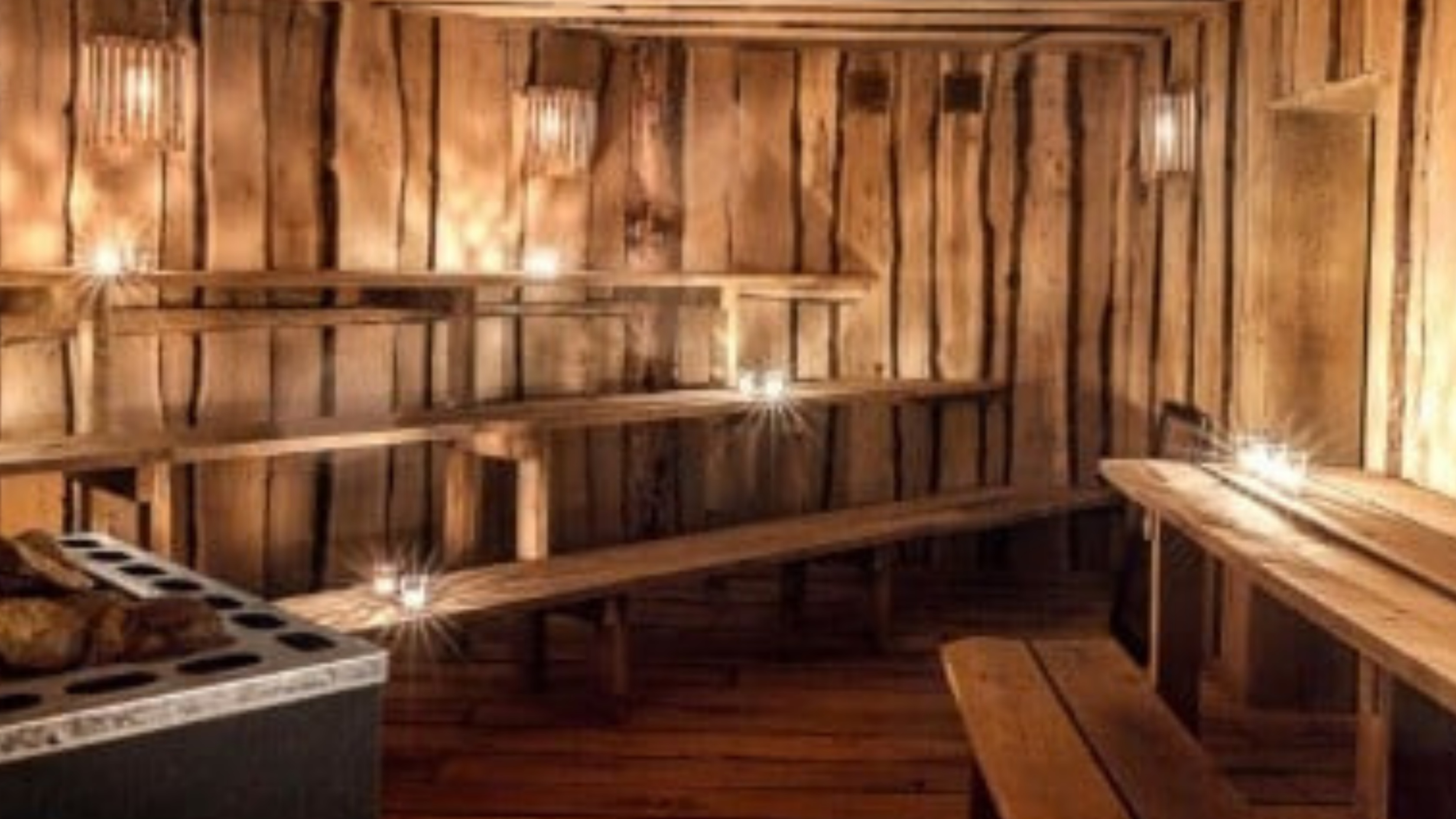 Sauna mit Holzbänken