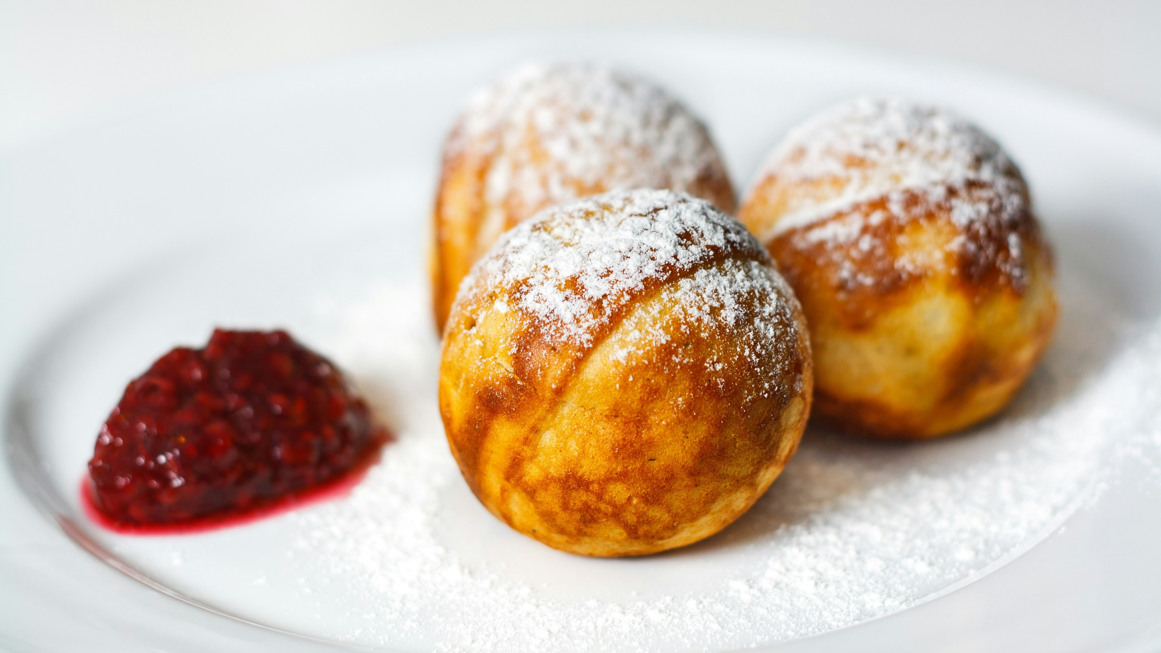 Powdered-sugar æbleskiver