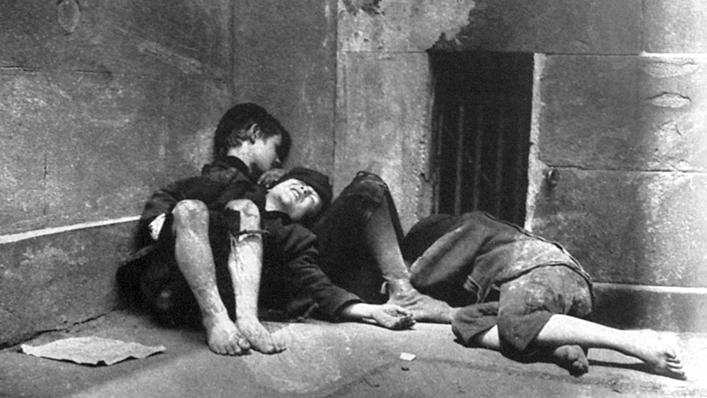 Kinder schlafen in einem Hinterhof Jacob A. Riis