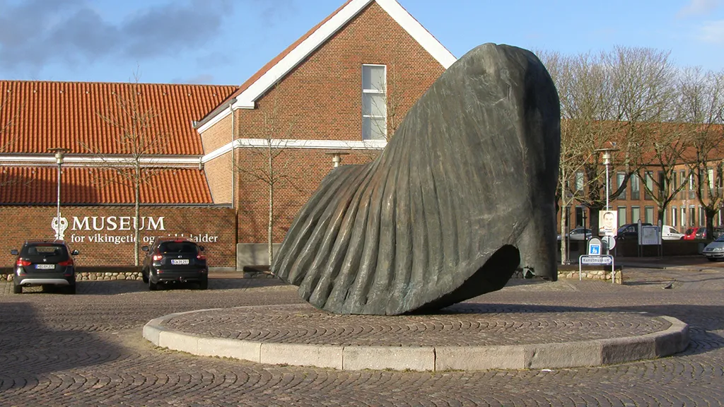 Tidens Tand - sculpture in front of Ribe's Vikings