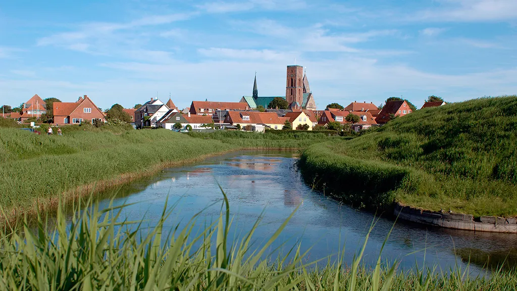 The cathedral with Ribe Å in the foreground
