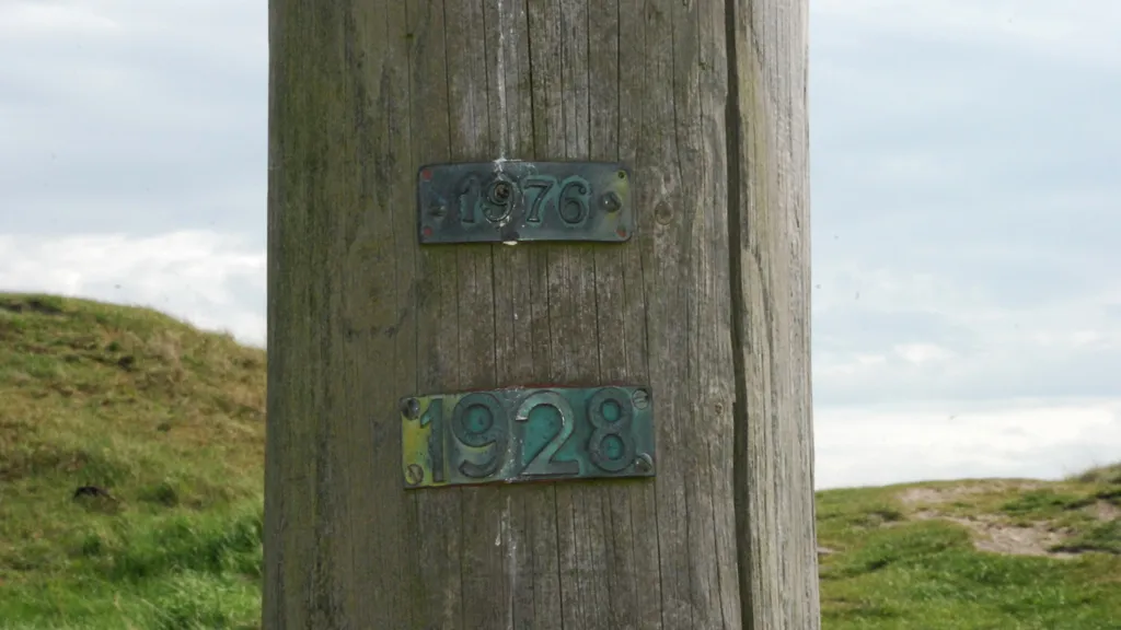 Year signs on the storm surge column on Mandø