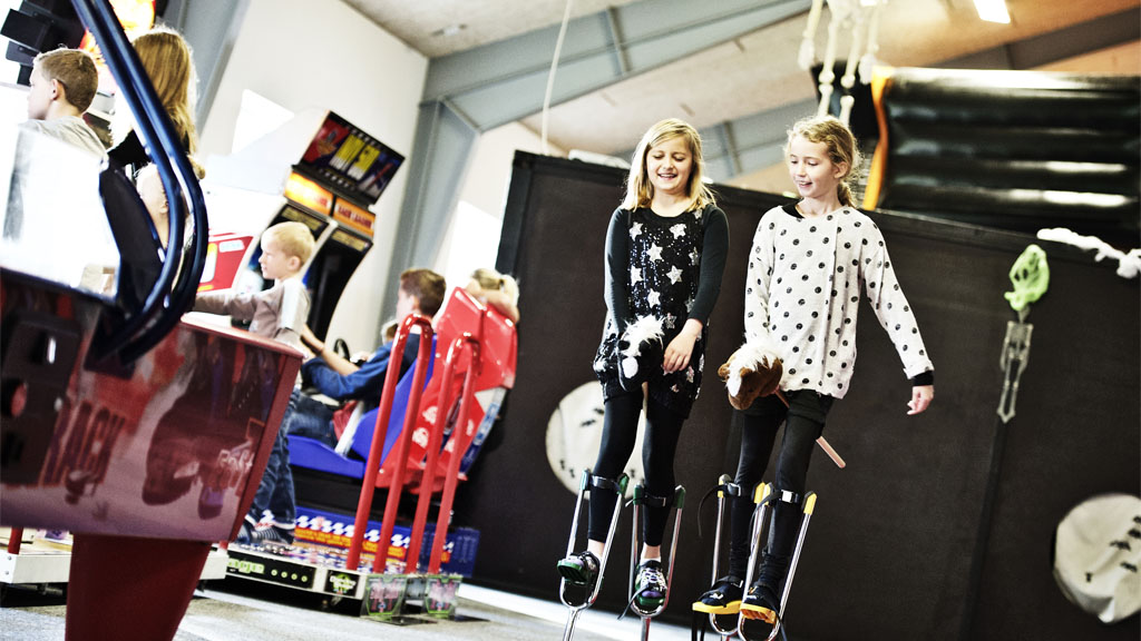 Zwei Kinder spielen im Bork Playland