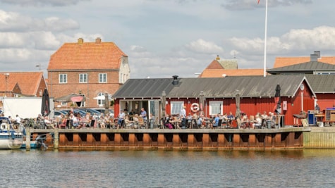 Kig fra en båd, ind på havne kajen i Ringkøbing