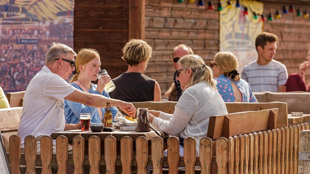 Tre personer som sidder og for en kold øl i Søndervig