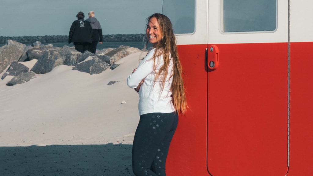 Yoga læreren Kristine Marie Rost på stranden