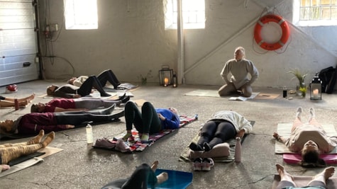 En gruppe laver yoga indendørs