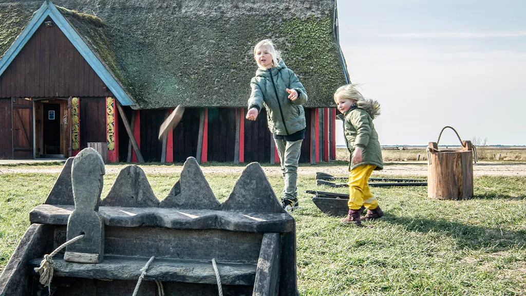 Børn leger kasteleg på Bork Vikingehavn