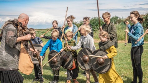 Børn leger viking på Bork Vikingehavn
