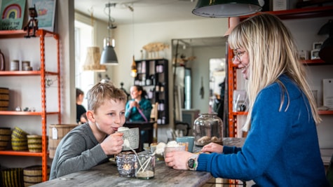 Familie hygger sig i cafeen i fyrmesterboligen ved Lyngvig Fyr